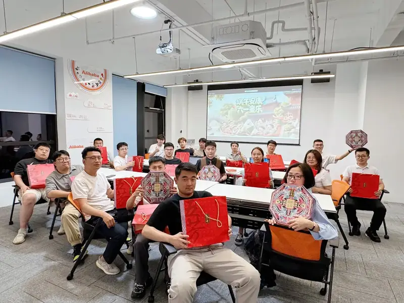 星芽企业活动礼品与参与人员真实合影