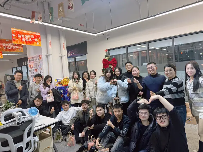 星芽团队办公室圣诞合影