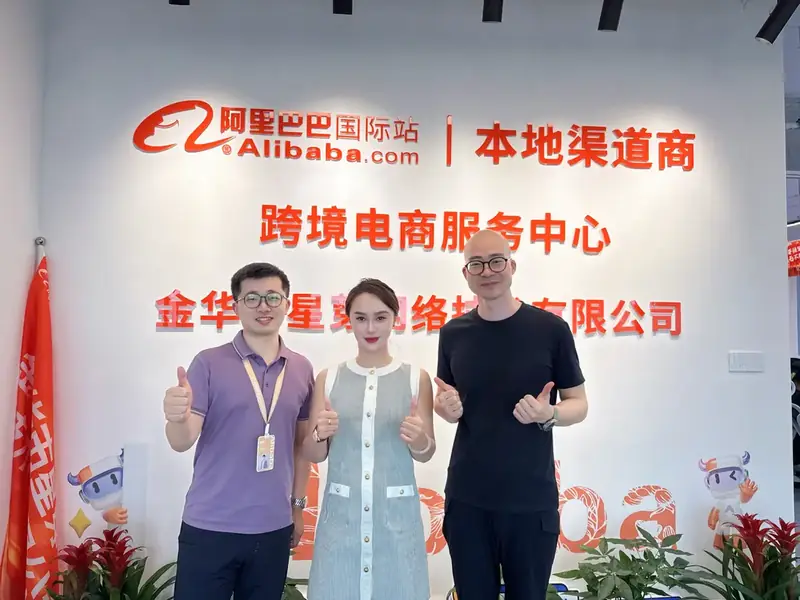 团队成员在星芽网络标识墙前合影